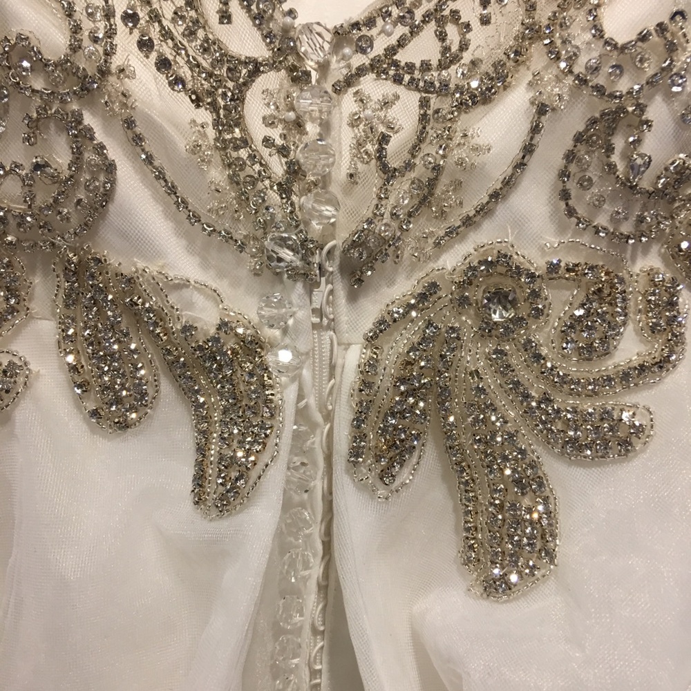 Gorgeous rhinestone beaded tulle wedding dress - Picture 7 of 8